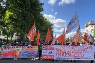 Peringati May Day, Ribuan Buruh Demo Kantor Gubernur Jawa Timur - JPNN.com Jatim
