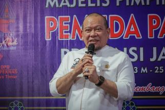 La Nyalla Daftar Anggota DPD RI ke KPU Jatim, Dikawal Ribuan Pemuda Pancasila - JPNN.com Jatim