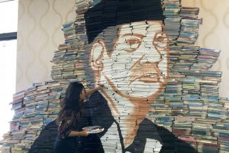 Mahasiswa Ubaya Lukis Wajah Abdul Malik Fadjar di Ribuan Tumpukan Buku - JPNN.com Jatim