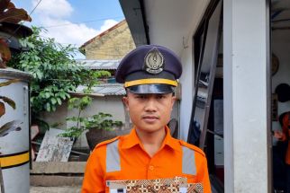 Kisah Heroik Petugas PJL Bandung Selamatkan Pedagang Asongan yang Hampir Tertabrak Kereta Api - JPNN.com Jabar