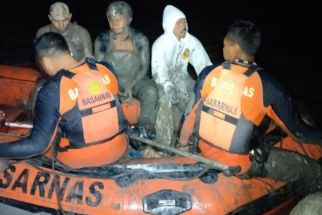 Terjebak 4,5 Jam di Laut, Tim FKH Unair yang Autopsi Bangkai Paus Terdampar Bisa Dievakuasi - JPNN.com Jatim