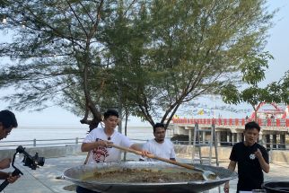 2 Koki Ternama Adu Kekuatan Masak Makanan Khas Surabaya di Pantai Kenjeran - JPNN.com Jatim