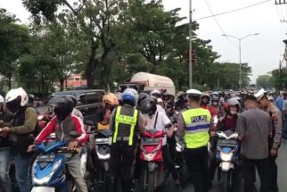 Polisi Angkut 20 Motor Tanpa STNK & Tilang Ratusan Pengendara di Perbatasan Surabaya - JPNN.com Jatim