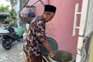 Detik-Detik Penemuan Bayi di Tong Sampah, Mbah Alex Ungkap Kondisi Mengerikan - JPNN.com Jatim