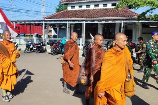 32 Biksu Thudong Tiba di Jawa Tengah, Antusias Warga Melebihi Menanti Rombongan Presiden - JPNN.com Jateng