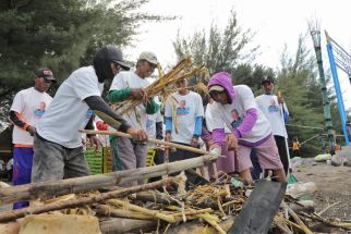 Ratusan Nelayan Pendukung Ganjar Bersih-Bersih Pantai Mutiara Banyuwangi - JPNN.com Jatim