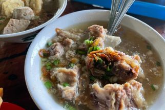 Nikmatnya Bakso Mas Roy dengan Tetelan Iga Sapi dari Resep Warisan Kakek - JPNN.com Jatim