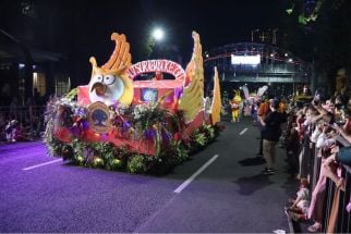 Ramaikan Parade Bunga dan Budaya, Untag Surabaya Pamerkan Maskot Owl - JPNN.com Jatim