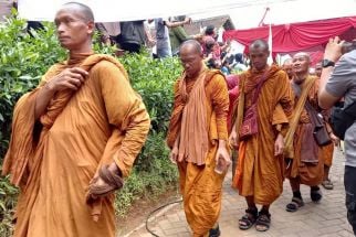 Rombongan Biksu Thudong Singgah di Kota Semarang, Ada Sambutan Hangat, Berkesan - JPNN.com Jateng