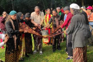 Bakul Budaya FIB dan Makara Art Center Gelar Sedekah Hutan Universitas Indonesia 2023 - JPNN.com Jabar