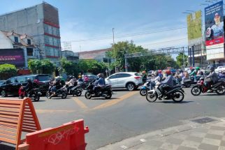 Pipa PDAM di Jalan Kertajaya Bocor, Arus Lalu Lintas Dialihkan - JPNN.com Jatim
