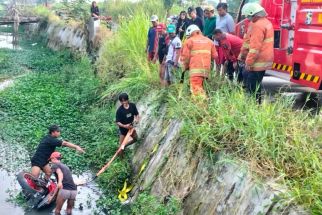 Hindari Motor dari Arah Berlawanan, Viki & Kendaraannya Tercebur Parit - JPNN.com Jatim