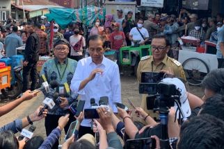 Datang ke Pasar Parung dan Prumpung, Jokowi Bagikan BLT dan Pastikan Harga Bapok Aman Jelang Iduladha - JPNN.com Jabar