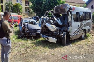 Kecelakaan Maut Elf Tabrak Truk di Tol Sragen, 3 Tewas 10 Luka-luka - JPNN.com Jateng