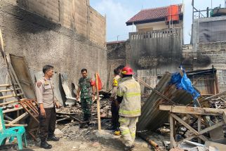 Rumah Semi Permanen di Almas Town House Beji Hangus Terbakar - JPNN.com Jabar