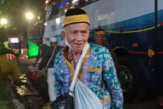 Senangnya Mbah Harun, Haji Tertua 119 Tahun Sepulang dari Tanah Suci - JPNN.com Jatim