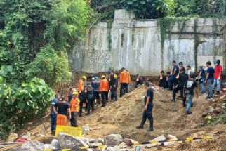 Dramatis, Begini Detik-detik Evakuasi Korban Longsor di Semarang - JPNN.com Jateng