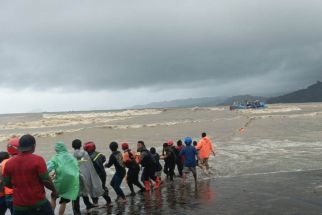 Kapal Ikan Kandas di Pantai Tulungagung, Belasan ABK Selamat Dievakusi dengan Tali - JPNN.com Jatim