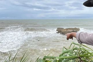 5 Wisatawan Terseret Ombak di Pantai Jembatan Panjang Malang, 2 di Antaranya WNA - JPNN.com Jatim