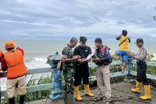 Polisi Hingga Tim SAR Cari 5 Wisatawan Terseret Ombak di Pantai Malang - JPNN.com Jatim