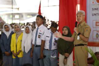 Terima Aduan Pungli di SMK Negeri, Ganjar Tegas: Segera Selesaikan! - JPNN.com Jateng