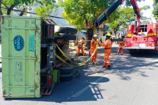 Tali Pengikat Kaca Putus, Truk Terguling di Jalan Arif Rahman Hakim Surabaya - JPNN.com Jatim