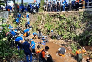 Pandawara Group Bersama Pupuk Kaltim Bersihkan Sampah di Kali Krukut Kota Depok - JPNN.com Jabar