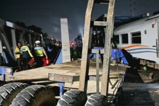 Imbas KA Brantas Tabrak Truk di Semarang, Kedatangan Kereta di Daop 8 Terlambat - JPNN.com Jatim