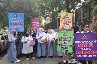 Kecewa Dengan PPDB Jalur Zonasi, Puluhan Mak-mak di Bogor Gelar Aksi Unjuk Rasa - JPNN.com Jabar