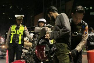 Razia Malam di Surabaya, Polisi Sita Motor Curian & Tangkap Pemotor Bawa Narkoba - JPNN.com Jatim