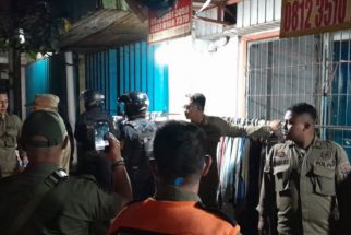 Satpol PP Surabaya Tertibkan Pedagang Pakaian Bekas di Jalan Ngaglik - JPNN.com Jatim