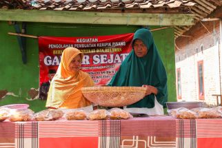 Ajak Lansia Tetap Produktif, Ganjar Sejati Berikan Pelatihan Membuat Keripik Pisang - JPNN.com Jabar