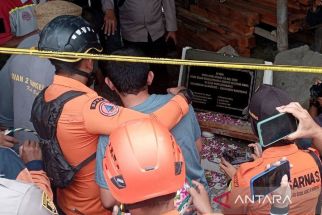 8 Penambang di Banyumas Tak Dapat Dievakuasi, Tim SAR Tabur Bunga, Keluarga Korban Ikhlas - JPNN.com Jateng
