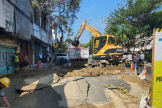 Warga Pasar Kembang Surabaya Geger, Aspal Mendadak Meletus, Lihat - JPNN.com Jatim