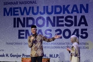 Ganjar Pranowo Optimistis Santri Bisa Berperan Mewujudkan Indonesia Emas 2045 - JPNN.com Jabar