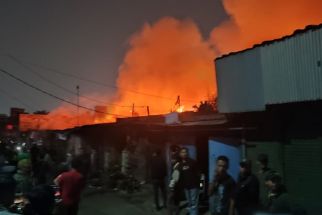 Pasar Sadang Serang di Bandung Kebakaran, Ratusan Kios Hangus - JPNN.com Jabar