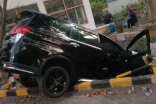 Pengemudi Diduga Mengantuk, Innova Terperosok ke Selokan di Jalan Raya Satelit - JPNN.com Jatim