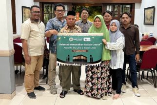 Apresiasi Loyalitas Pelanggan, Sarung Gajah Duduk Berangkatkan Pasangan Umrah - JPNN.com Jatim