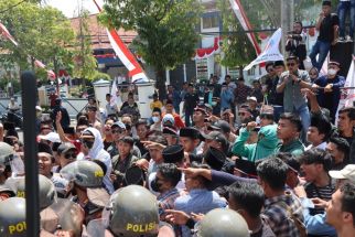 Gerakan Pemuda Sampang Protes ke Bupati Soal Hinaan Rocky Gerung Kepada Jokowi - JPNN.com Jatim