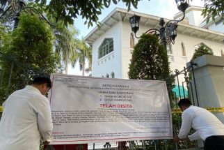 Gedung Grha Wismilak Dipasangkan Garis Polisi & Banner Penyitaan - JPNN.com Jatim