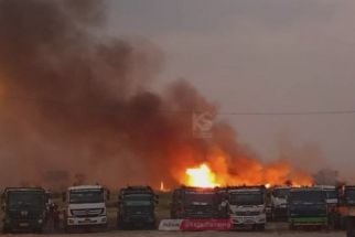Kondisi Terkini Kebakaran Lahan di Baruna Semarang, 4 Mobil Dikerahkan - JPNN.com Jateng