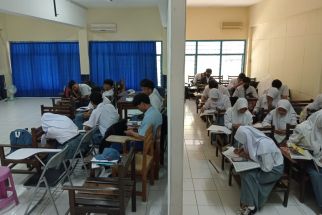 Nelangsa, Puluhan Siswa SMK di Surabaya Nebeng Belajar Akibat Kasus Sengketa - JPNN.com Jatim