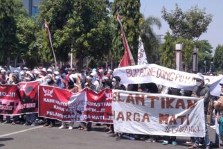 Tak Kunjung Dilantik, Calon Perangkat Desa di Kudus Demo Turun ke Jalan - JPNN.com Jateng