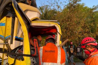 Menegangkan! Upaya Evakusi Sopir Truk Terjepit Kendaraan di Kulon Progo - JPNN.com Jogja