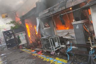 Korsleting Listrik, Bengkel dan Rumah di Margorukun Surabaya Ludes Terbakar - JPNN.com Jatim