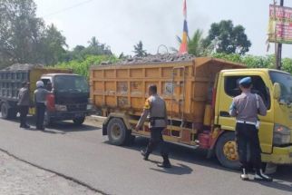 Bandel! Truk Pengangkut Material Erupsi Gunung Merapi di Sleman Kena Razia Polisi - JPNN.com Jogja