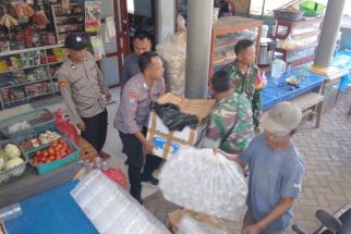Polisi Gerebek Rumah Warga di Situbondo, Temukan Ratusan Botol Arak - JPNN.com Jatim