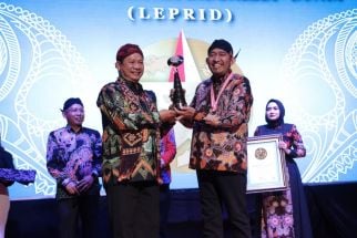 Jadi Tokoh Penggerak Kendaraan Listrik, Cak Fauzi Dapat Penghargaan dari LEPRID - JPNN.com Jatim
