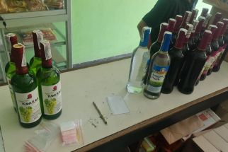 Toko Jamu di Solo Digerebek Polisi, Puluhan Miras Disita - JPNN.com Jateng