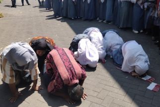 Sujud Syukur Iringi Pembukaan Penyegelan Gedung SMK Prapanca 2 Surabaya - JPNN.com Jatim